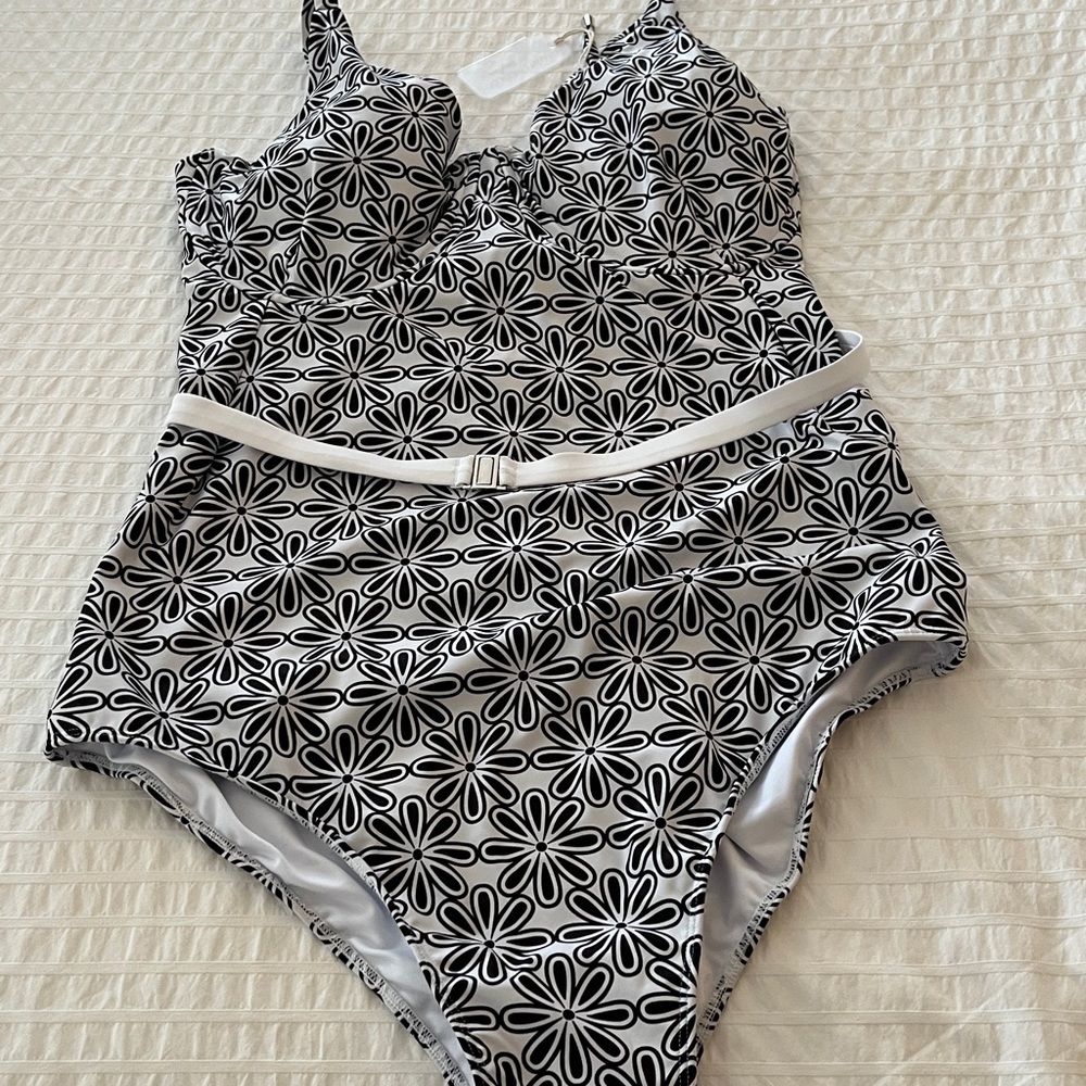 NWT Kenny Flowers Monochrome Floral Swimwear XXL